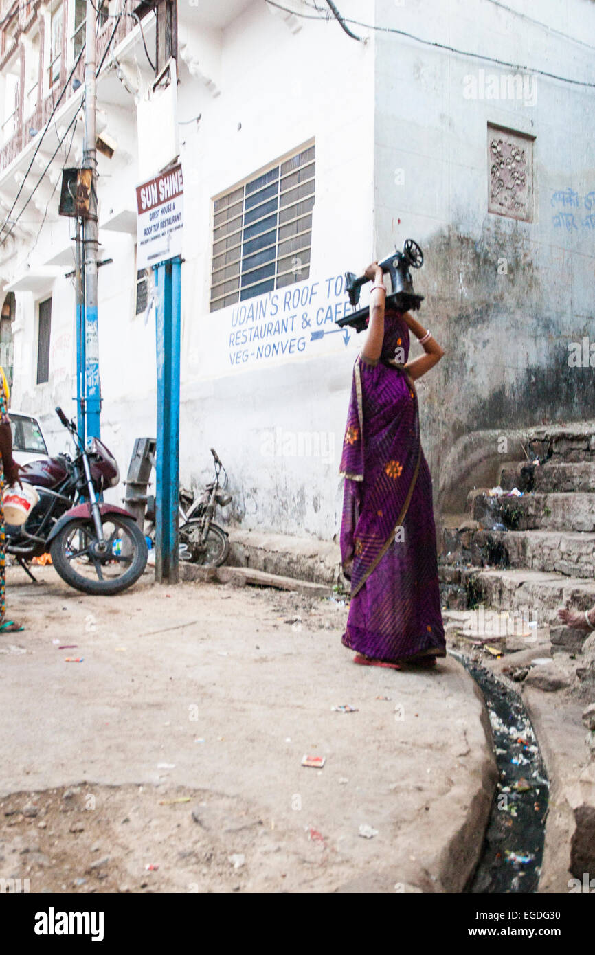 Indische Frauen in Jodhpur Wassertragen auf Kopf Stockfoto