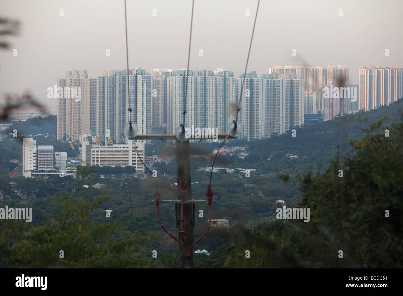 Tung Chung Stadt ist Teil von Hong Kong und ist eine riesige Ansammlung von hohen Hochhäusern. Es ist umgeben von grünen Hügeln. Stockfoto