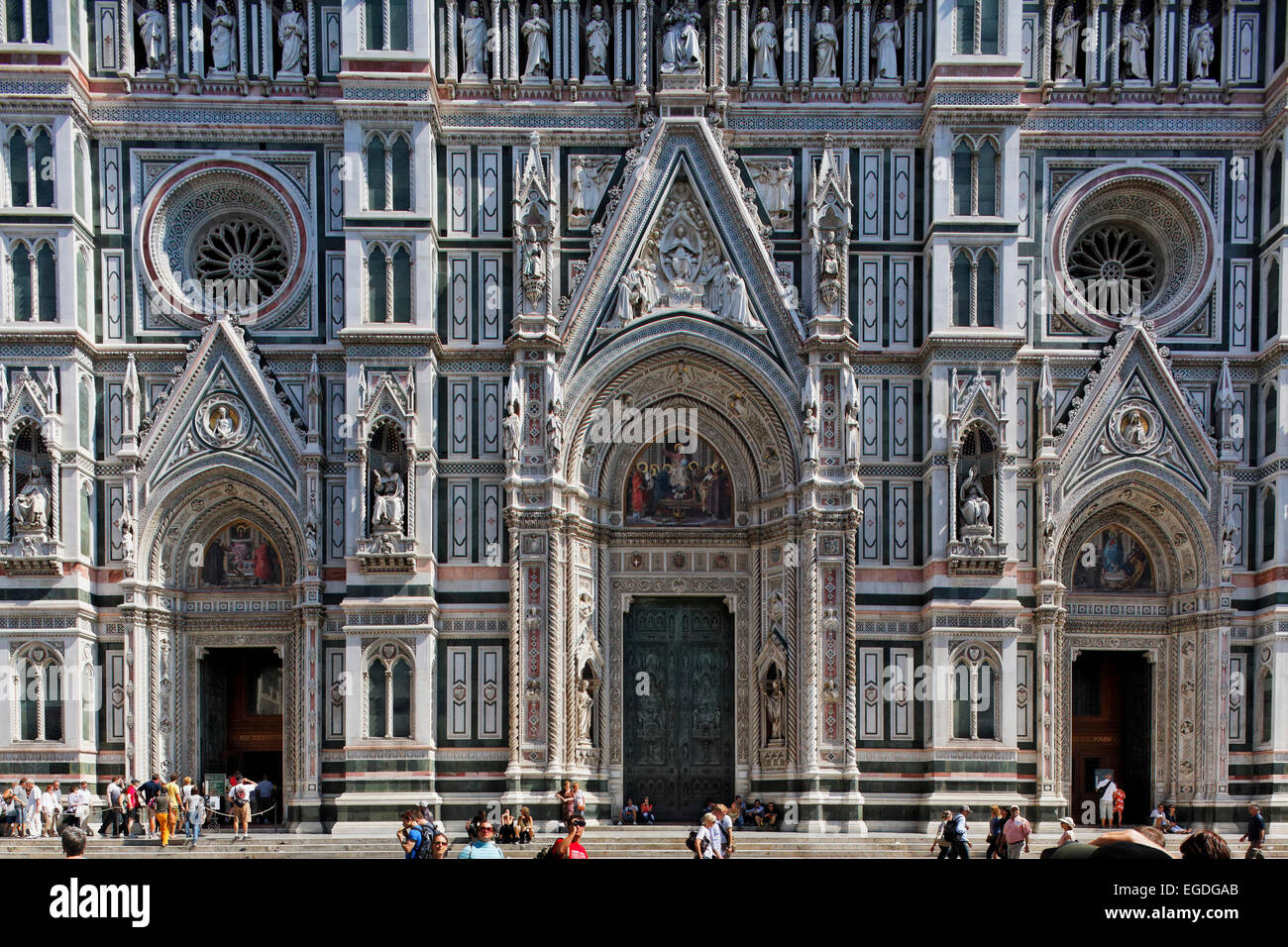 Touristen vor der Fassade des Doms, Florenz, Toskana, Italien Stockfoto