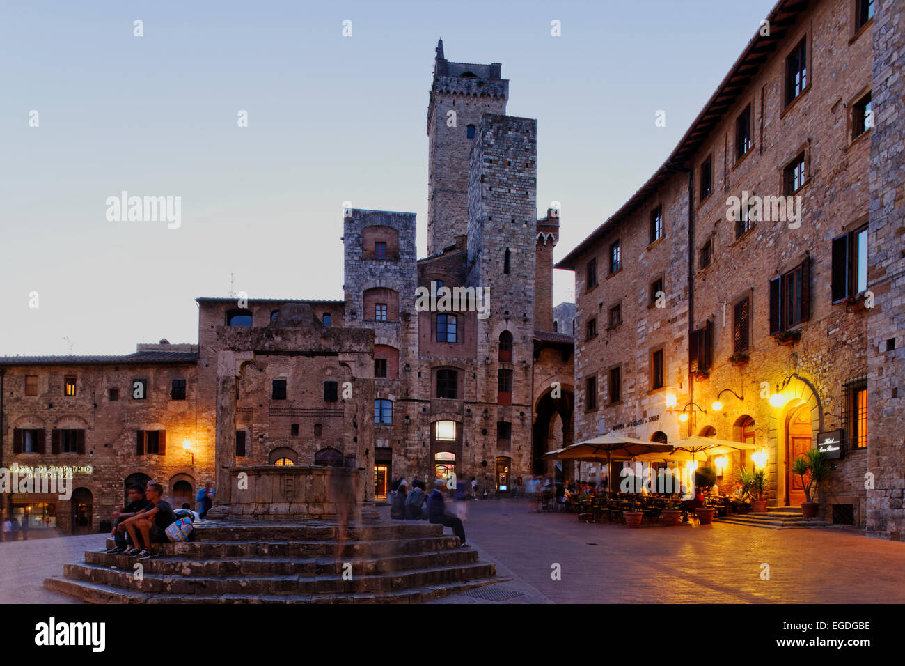 Piazza della Cisterna, San Gimignano, Toskana, Italien Stockfoto