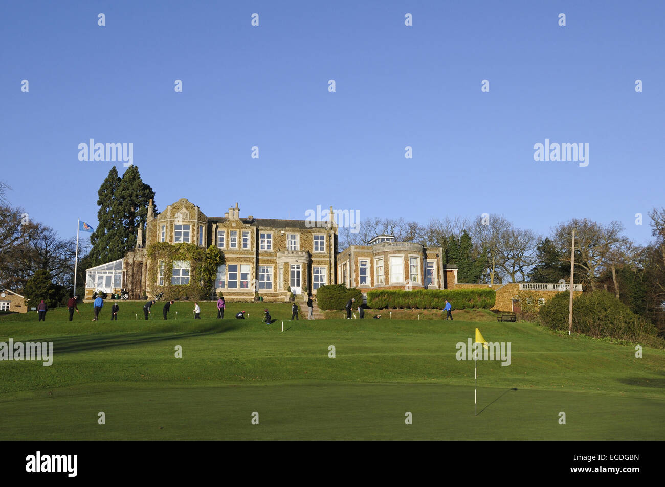 Blick auf das 18. Grün von The John O' Gaunt Golfplatz bis zum Putting-Grün und das Clubhaus John O' Gaunt Golf Club Sandy Stockfoto