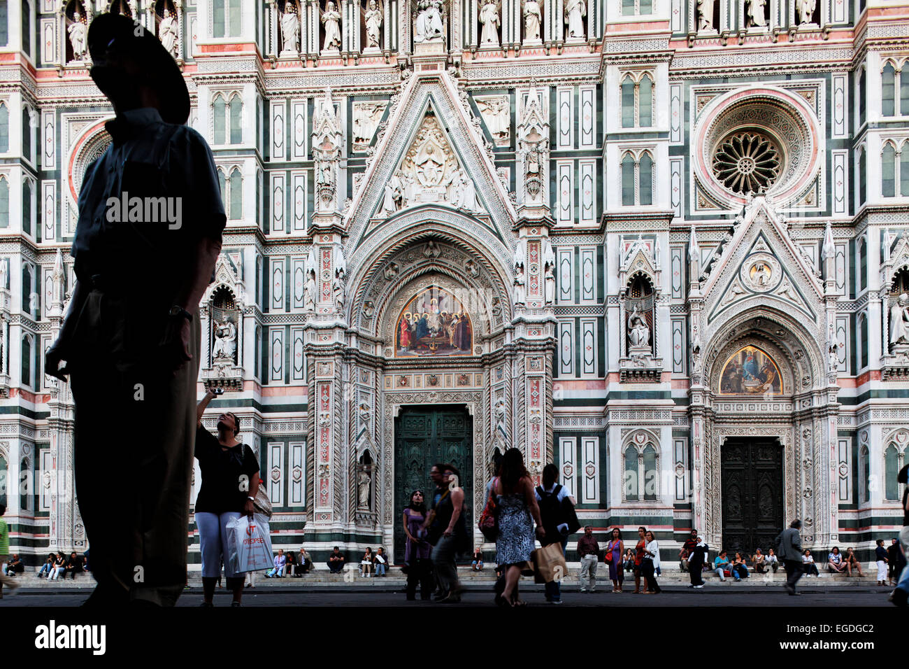 Touristen vor der Fassade der Kathedrale, die Kathedrale Santa Maria del Fiore, Florenz, Toskana, Italien Stockfoto