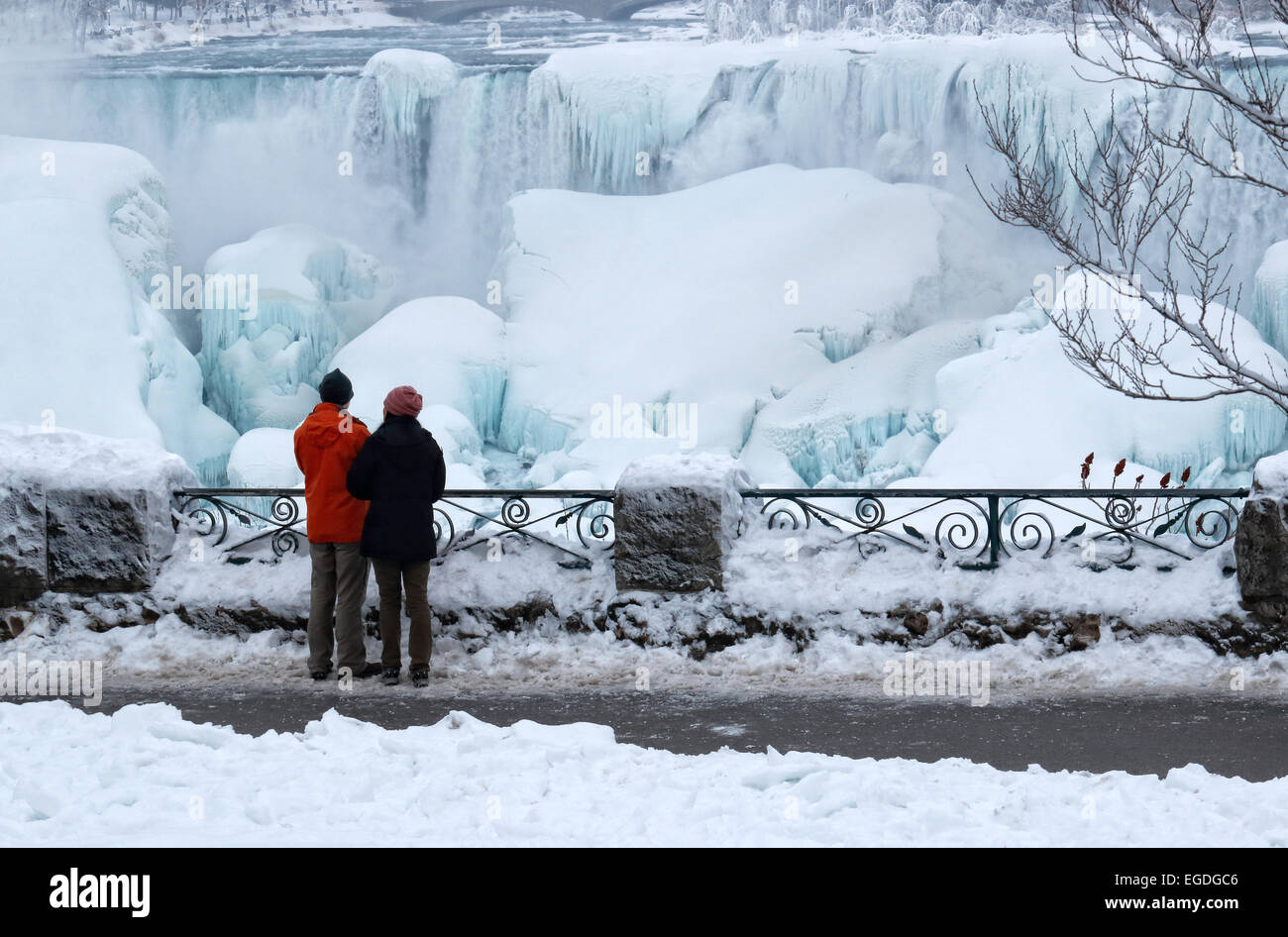Niagara Falls American Falls mit ein paar bewundern ihre Schönheit am Ufer des Niagara River auf kanadischer Seite eingefroren Stockfoto