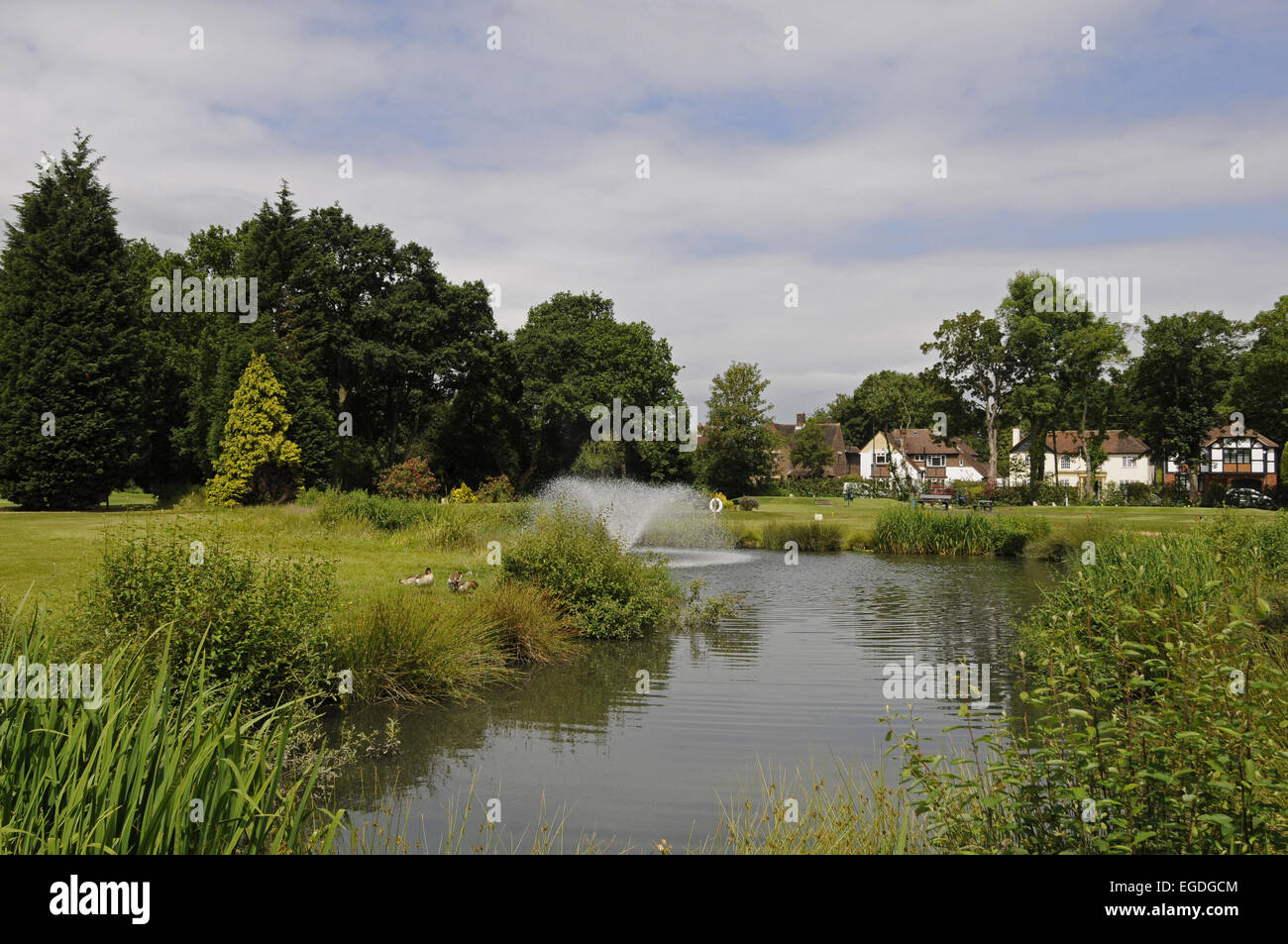 Blick über den Teich am 12. Loch in Richtung der 1. Abschlag Langley Park Golf Club Bromley Kent England Stockfoto