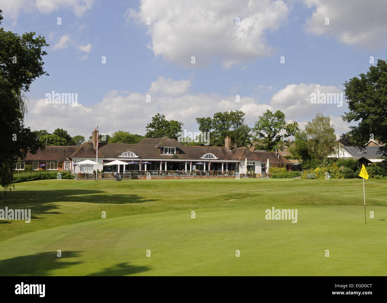 Blick auf das 18. Grün zum Clubhaus Langley Park Golf Club Bromley Kent England Stockfoto