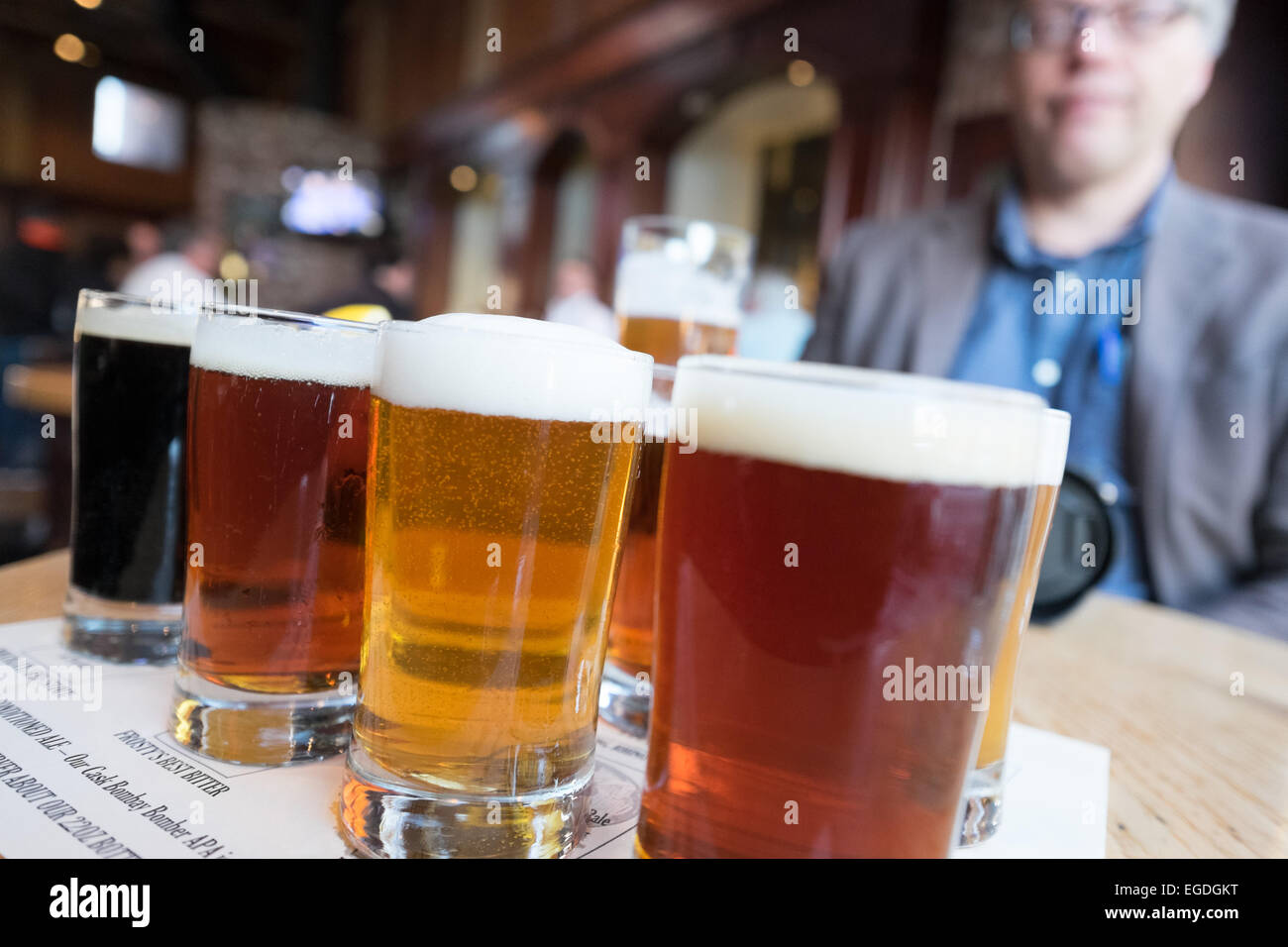 Flug der Biere. Steelhead-Brauerei und Restaurant in Burlingame, Kalifornien. Stockfoto