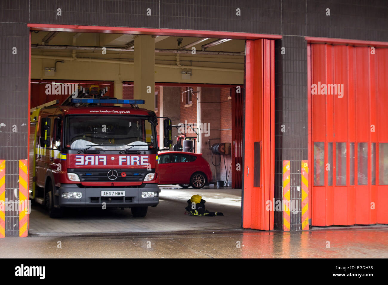Metropolitan Fire Brigade, Feuerwehrauto und Feuerwehr Kit in einer Feuerwache, London England Stockfoto
