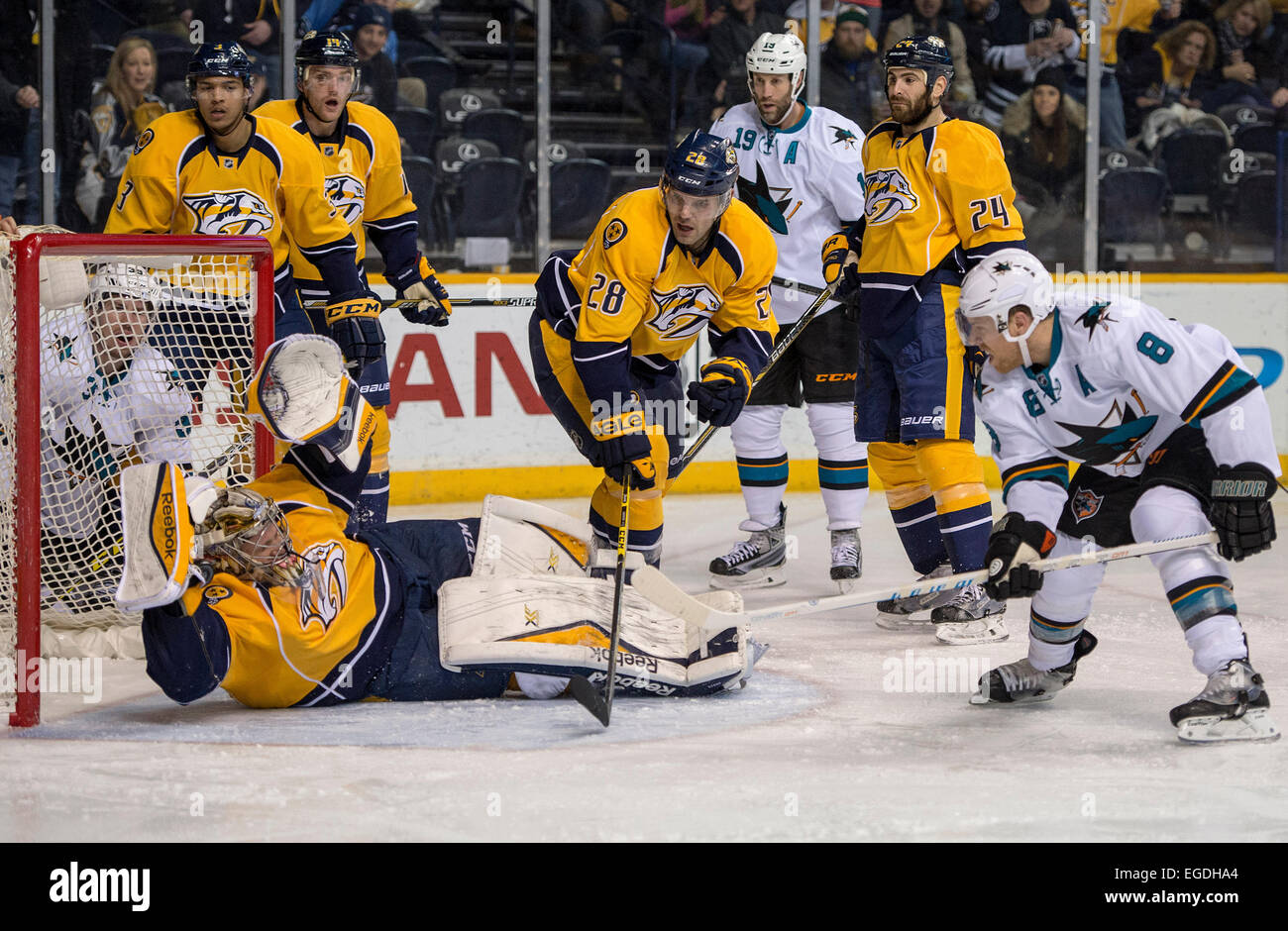 Nashville, TN, USA. 17. Februar 2015. Nashville Predators Goalie Pekka Rinne (35) legt einen Point-blank Schuss von San Jose Sharks Center Joe Pavelski (8) während der zweiten Periode des Dienstages Spiel in der Bridgestone Arena in Nashville, TN zu stoppen Nick Wagner/CSM/Alamy Live-Nachrichten Stockfoto