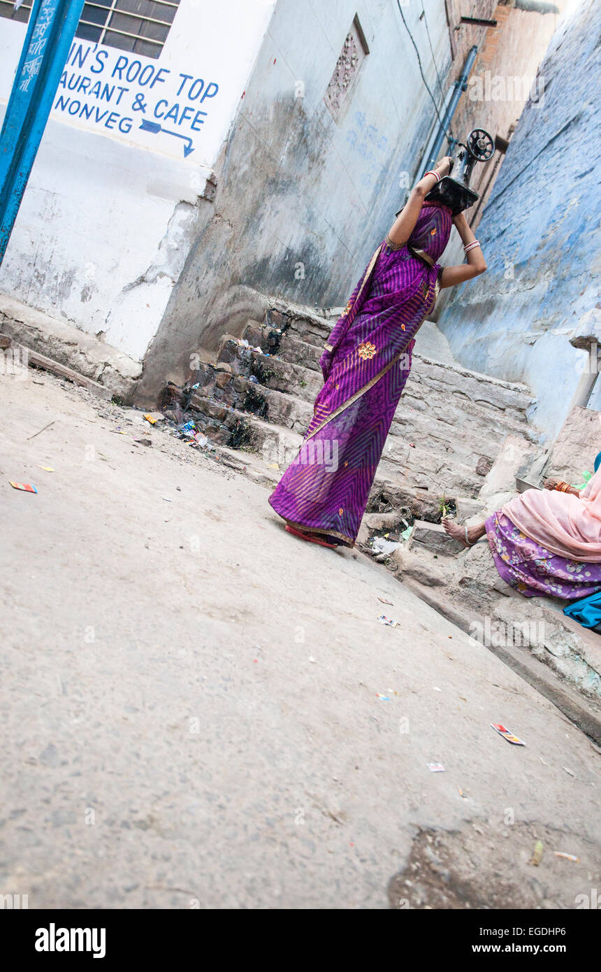 Indische Frauen in Jodhpur, die Drillmaschine auf Kopf Stockfoto