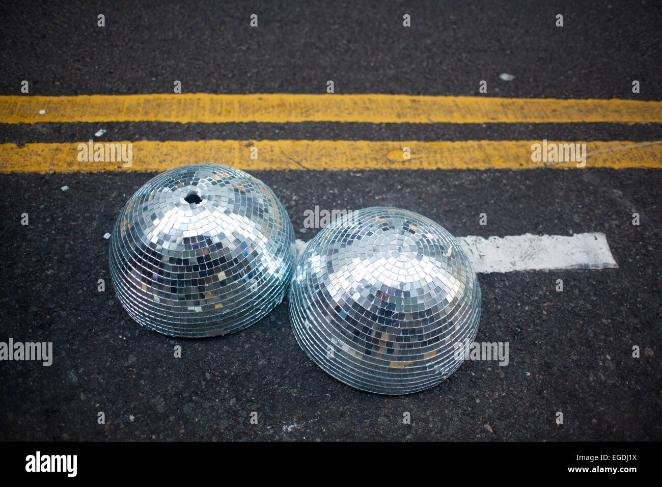 Eine Spiegel-Disco ball liegt in der Straße im zentralen Bezirk, aufgeteilt in zwei gebrochen halben Kugeln. Stockfoto