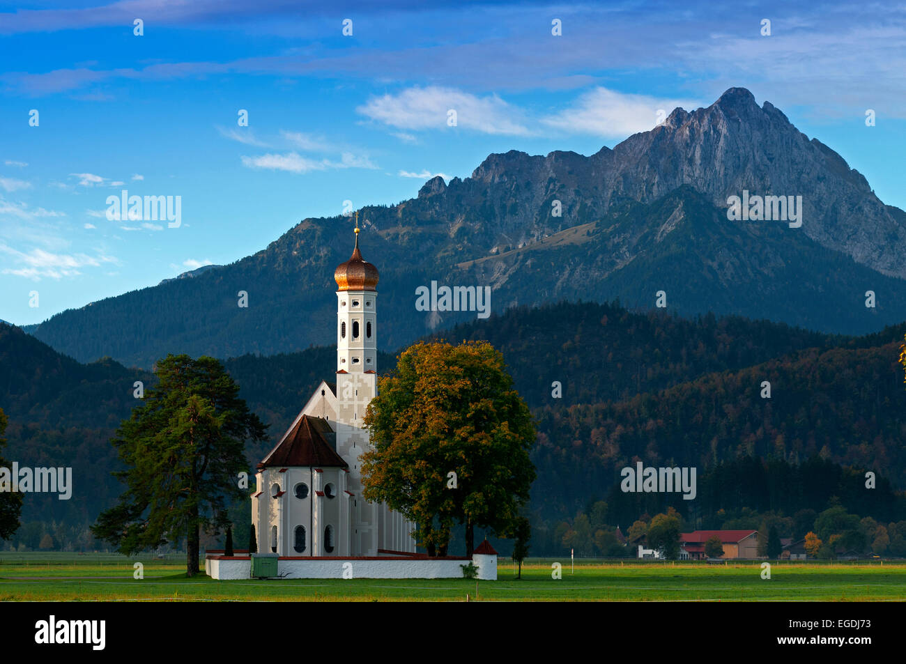 St. Coloman Kirche in Schwangau mit den Branderschrofen im Hintergrund, Schwangau, Upper Bavaria, Bavaria, Germany Stockfoto