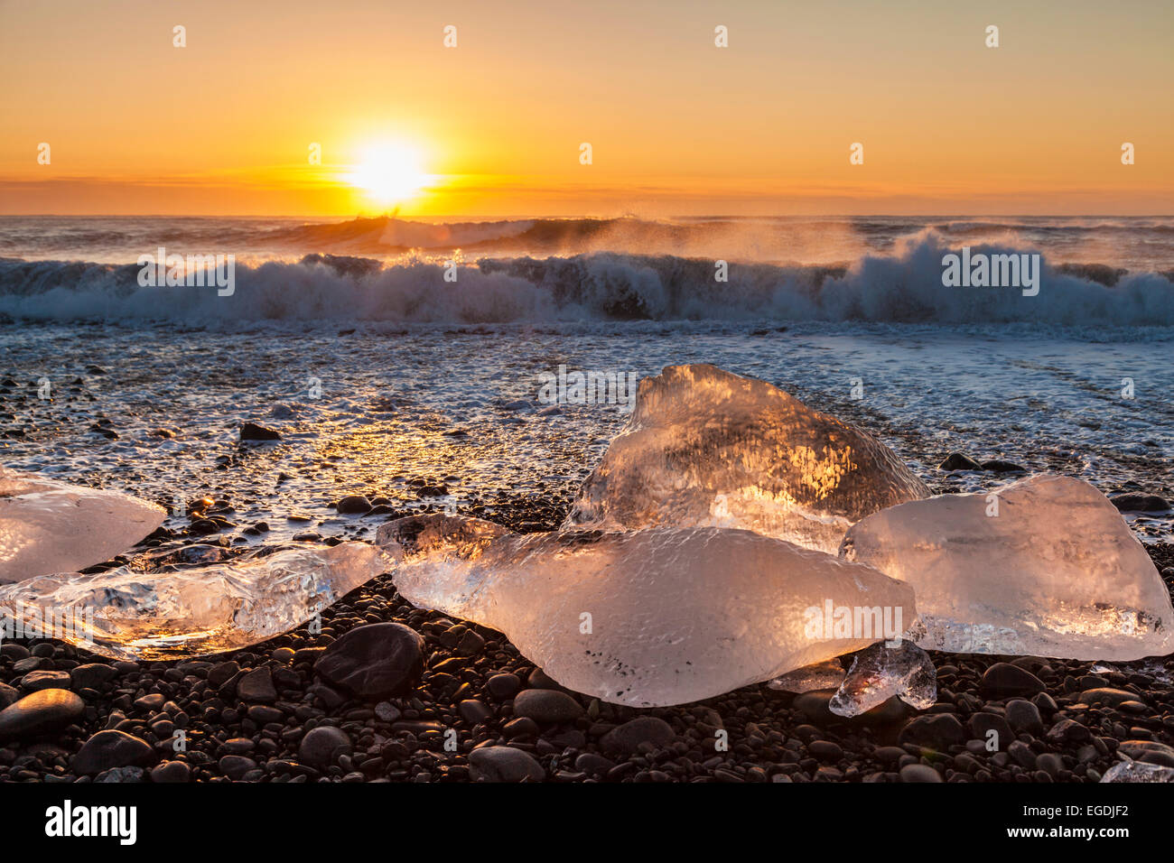 Gebrochenes Eis aus angespülten Eisberge am Jökulsárlón schwarzen Strand bei Sonnenaufgang Jökulsárlón Süd-Ost-Island Stockfoto