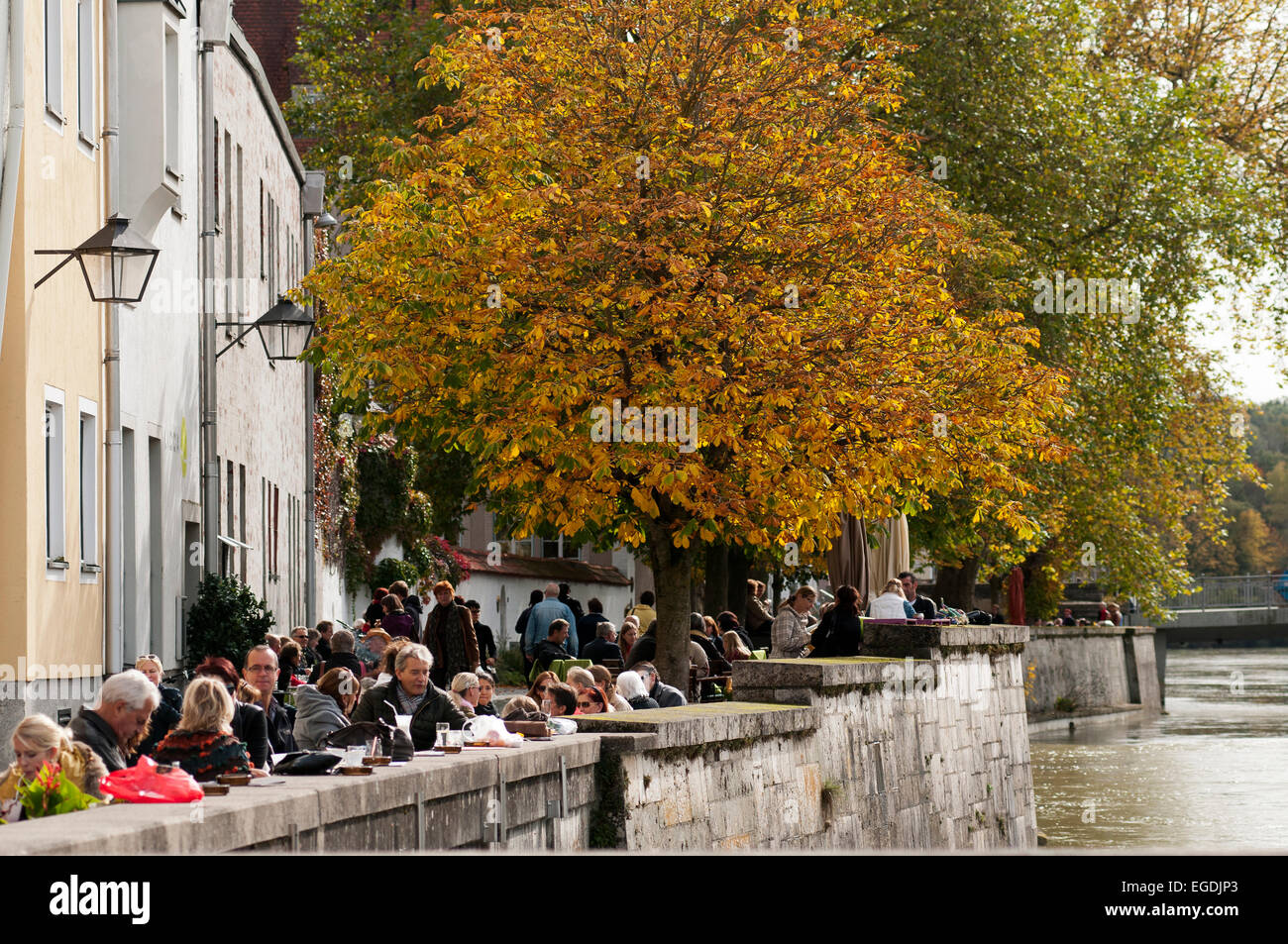 Cafe am Ufer des Flusses Lech, Landsberg am Lech, Upper Bavaria, Bavaria, Germany Stockfoto