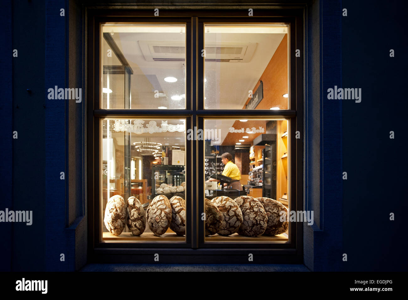 Blick durch das Fenster einer Bäckerei in der Altstadt rund um den zentralen Marktplatz, Rothenburg Ob der Tauber, Mittelfranken, Franken, Bayern, Deutschland Stockfoto