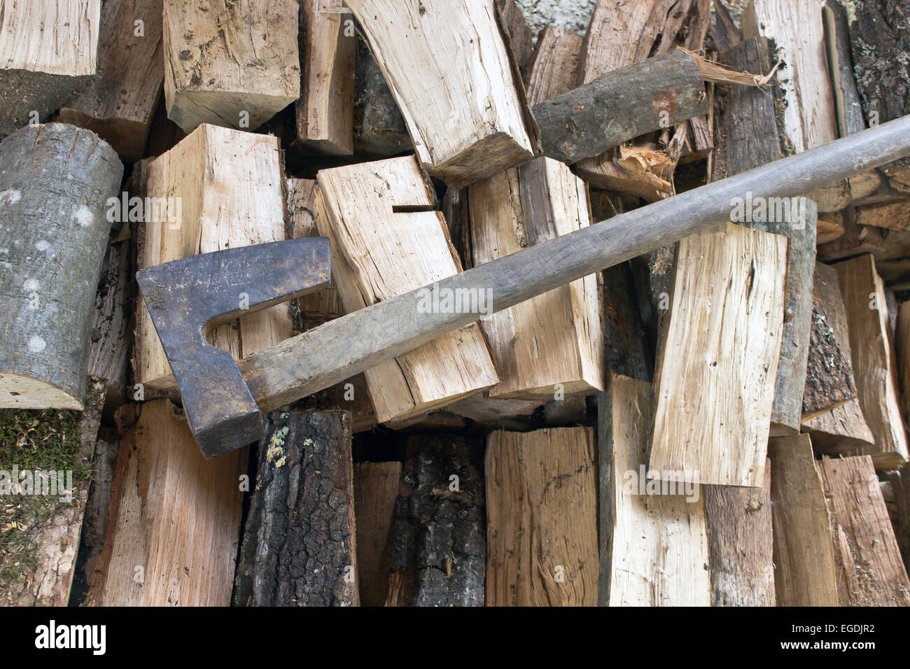 Scheitholz abgeholzt für Brennholz mit Axt Stockfoto