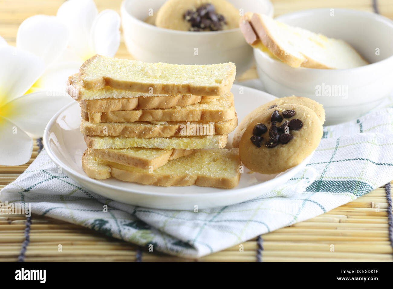 Backen von Brot Butter in weiße Schale. Stockfoto