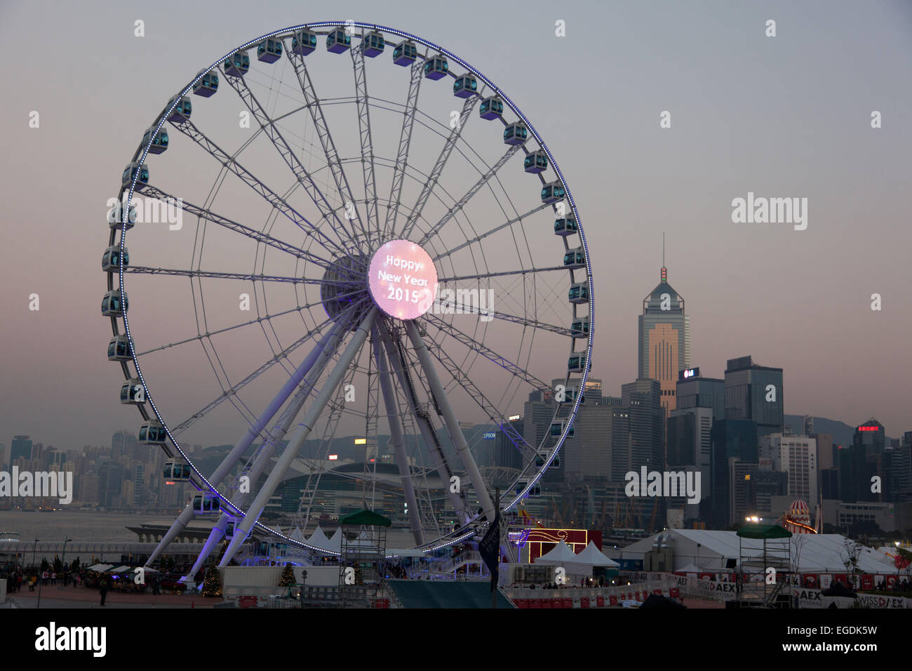 Ein Riesenrad an der Hafenfront mit ein "Frohes neues Jahr 2015". 7 Millionen Menschen leben auf 1.104 km Platz, so dass es Hong Stockfoto