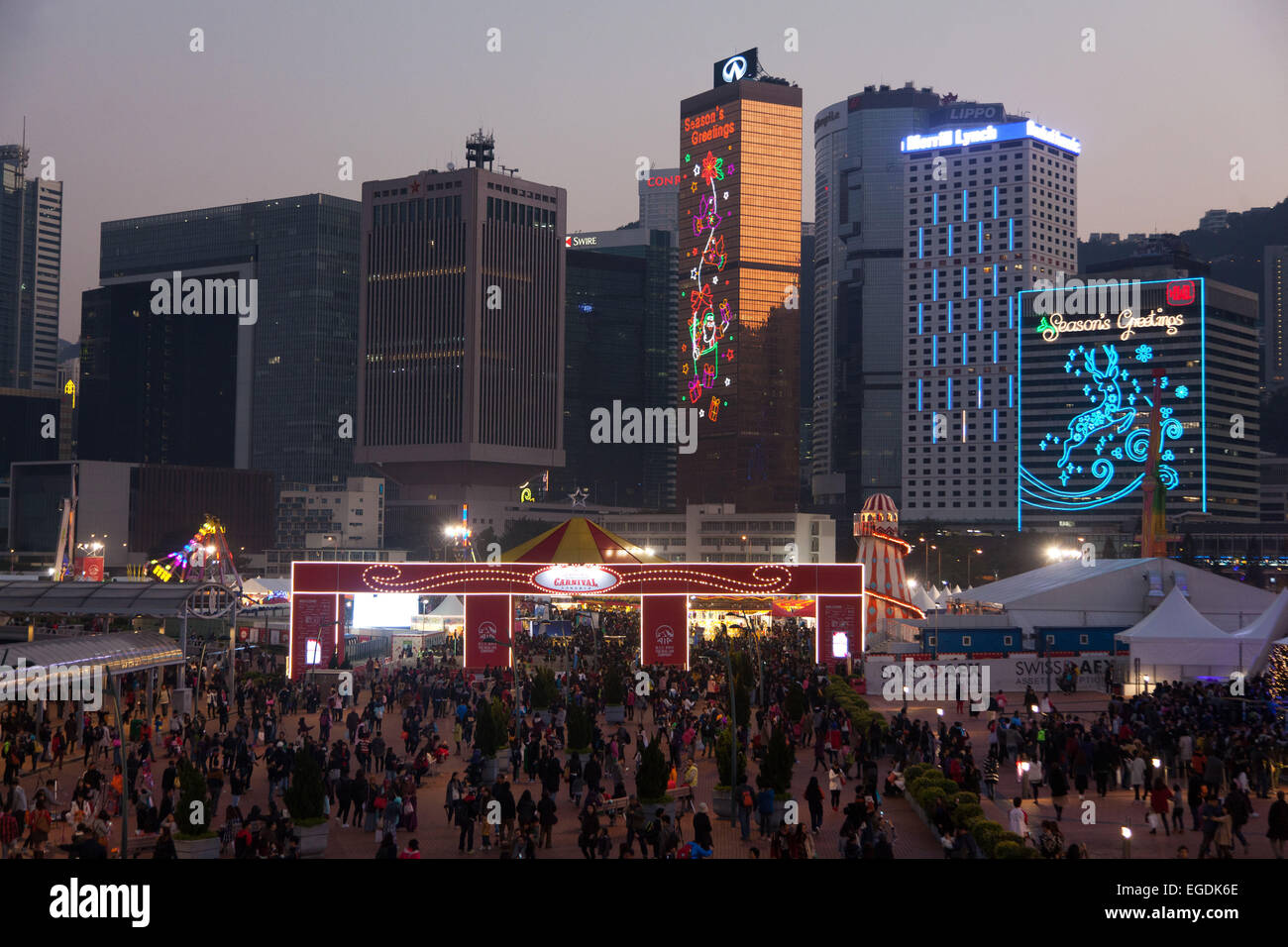 Die Ansicht der "Europäischen Karneval" Kirmes an der Hafenfront in Hong Kong. Stockfoto