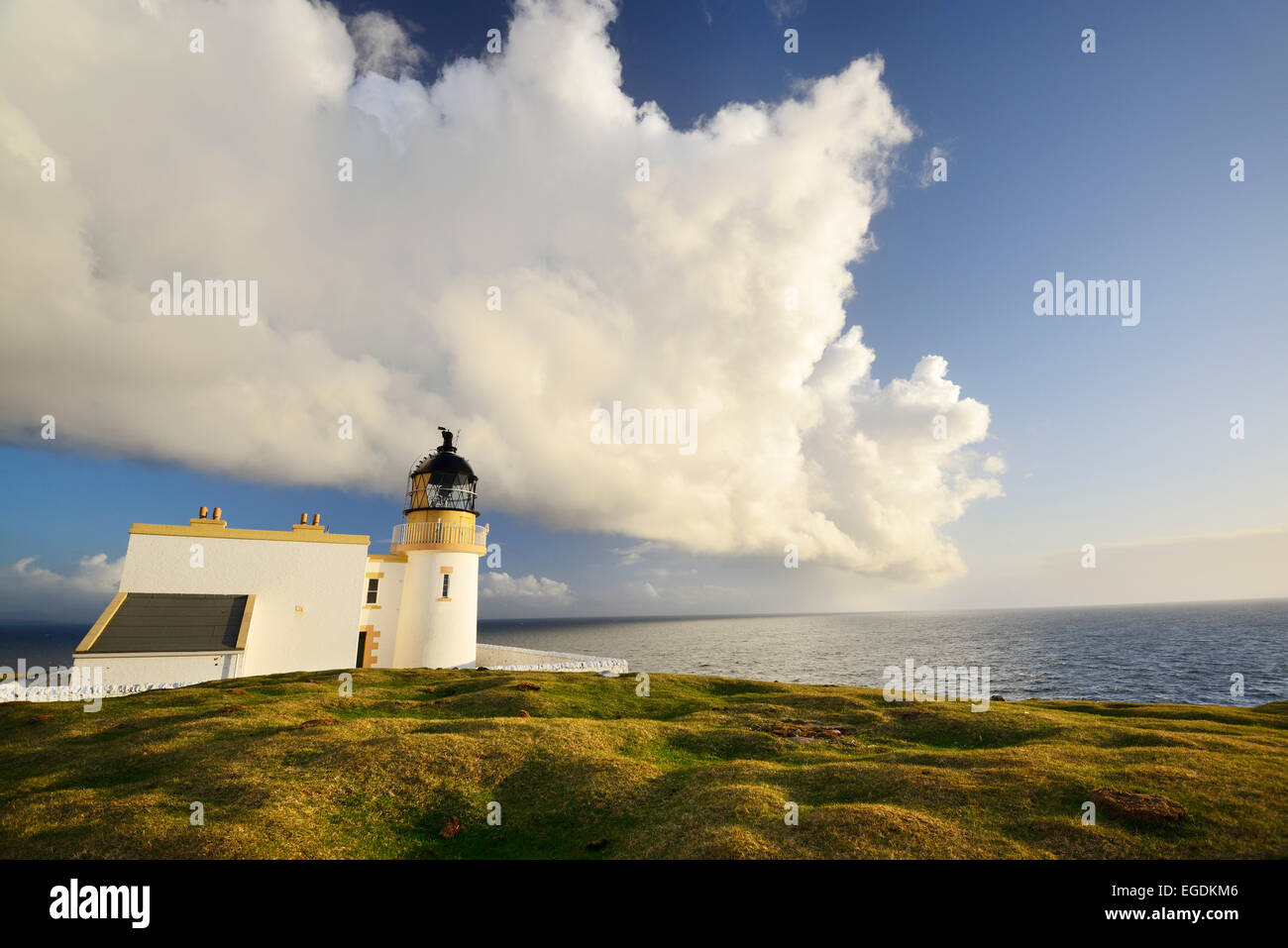 Stoner Head Leuchtturm über dem Atlantischen Ozean, Stoner Kopf, Highland, Schottland, Großbritannien, Vereinigtes Königreich Stockfoto Stoner Head Leuchtturm über dem Atlantischen Ozean, Stoner Kopf, Highland, Schottland, Großbritannien, Vereinigtes Königreich Stockfoto