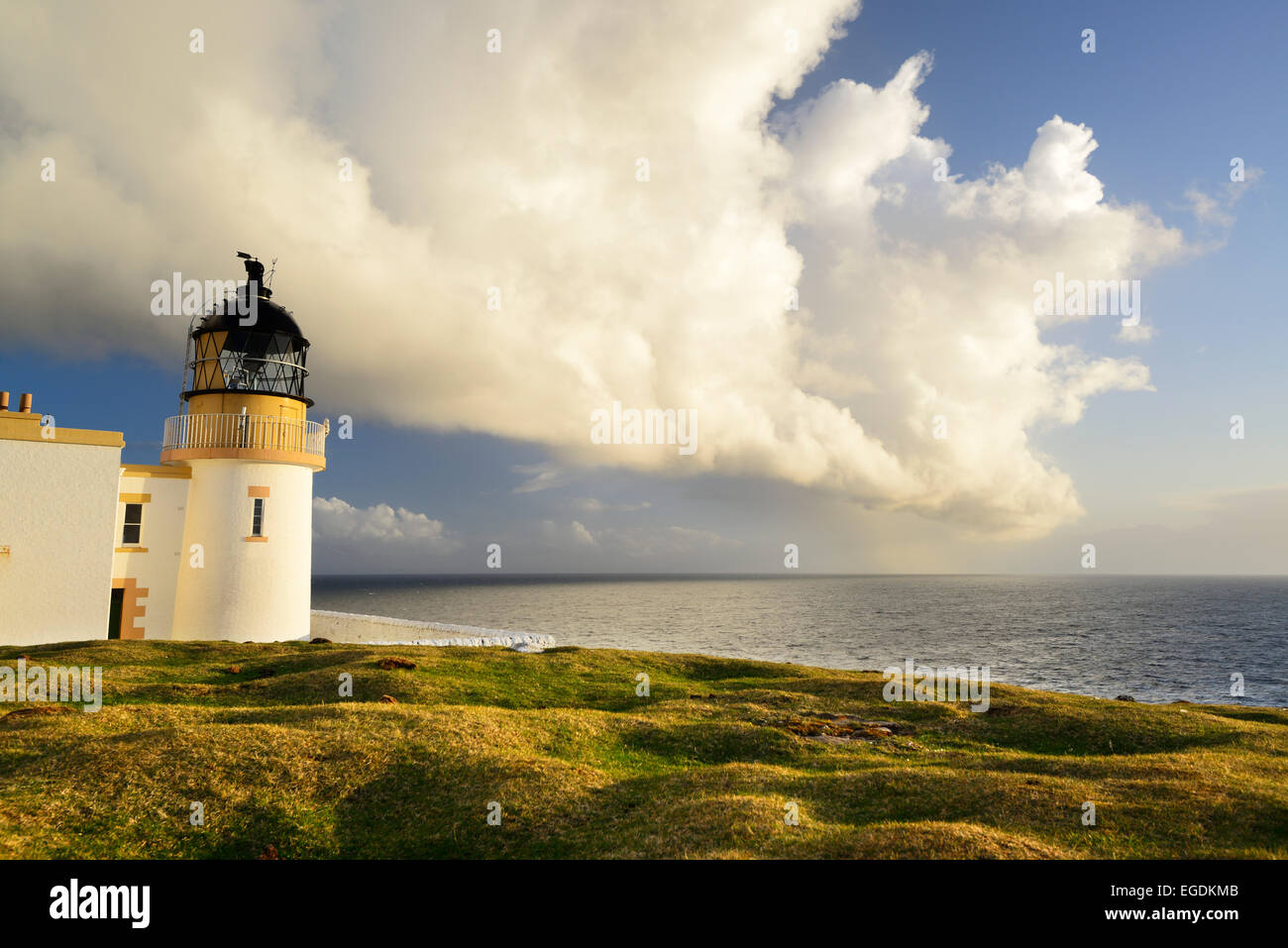 Stoner Head Leuchtturm über dem Atlantischen Ozean, Stoner Kopf, Highland, Schottland, Großbritannien, Vereinigtes Königreich Stockfoto Stoner Head Leuchtturm über dem Atlantischen Ozean, Stoner Kopf, Highland, Schottland, Großbritannien, Vereinigtes Königreich Stockfoto