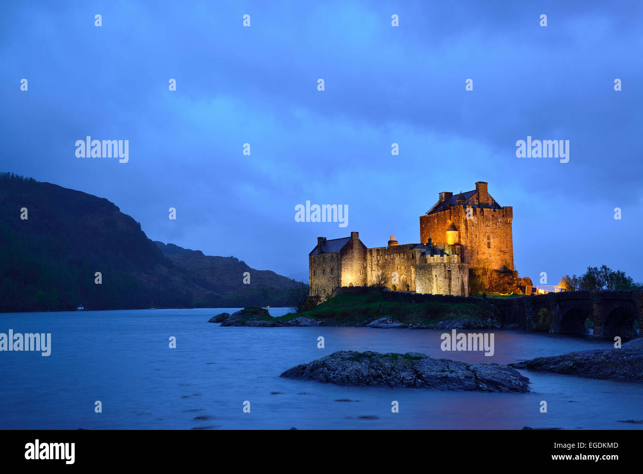 Eilean Donan Castle, beleuchtet im Abendlicht, mit Loch Duich, Eilean Donan Castle, Highland, Schottland, Großbritannien, Vereinigtes Königreich Stockfoto