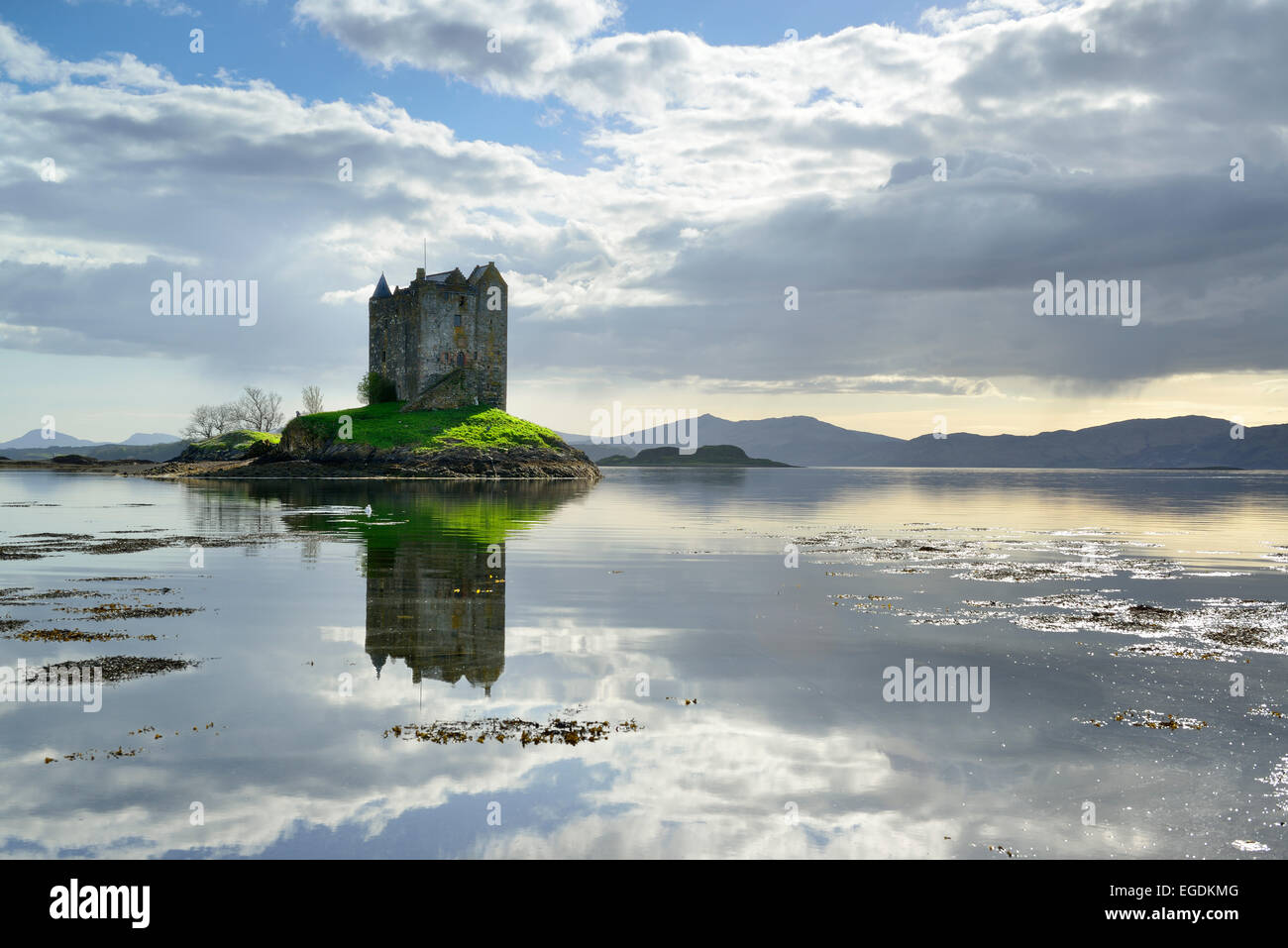 Castle Stalker mit Loch Linnhe, Castle Stalker, Highland, Schottland, Großbritannien, Vereinigtes Königreich Stockfoto