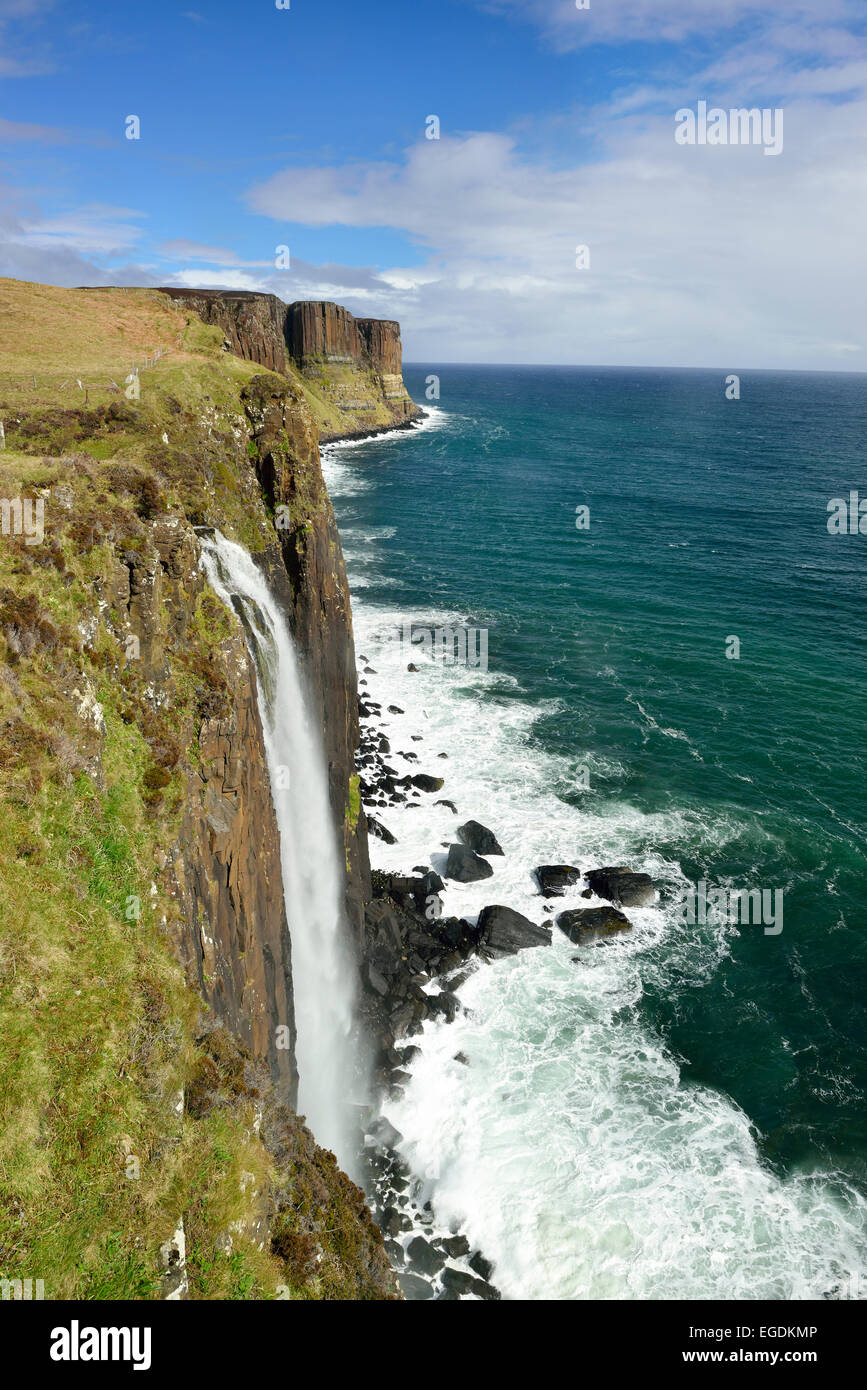 Kilt Rock Wasserfall fällt in Atlantik, Kilt Rock Wasserfall, Isle Of Skye, Schottland, Großbritannien, Großbritannien Stockfoto