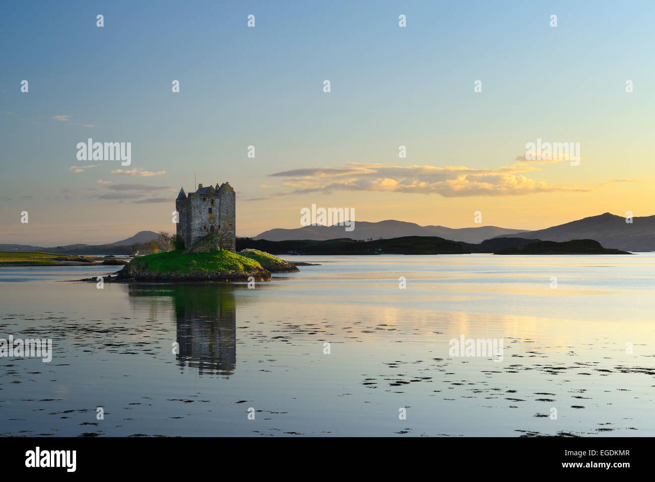Castle Stalker mit Loch Linnhe, Castle Stalker, Highland, Schottland, Großbritannien, Vereinigtes Königreich Stockfoto