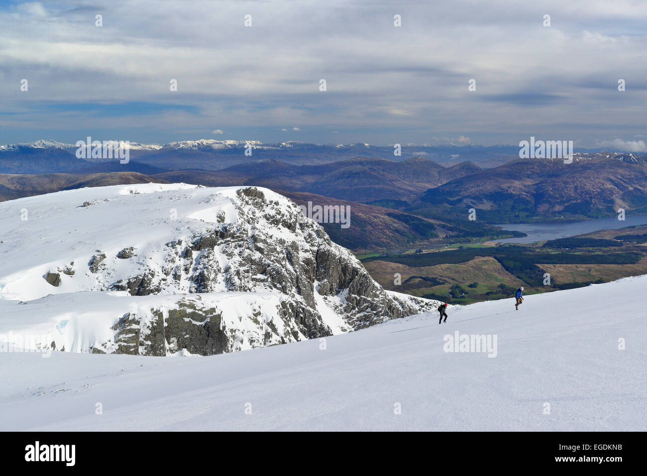 Zwei Personen aufsteigend nach Ben Nevis, Ben Nevis, Highland, Schottland, England, Vereinigtes Königreich Stockfoto