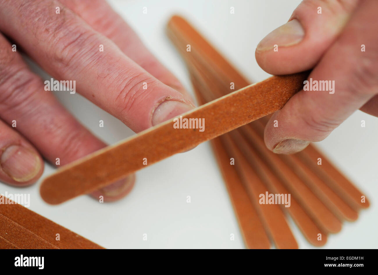 Mann seine Fingernägel Feilen Stockfoto