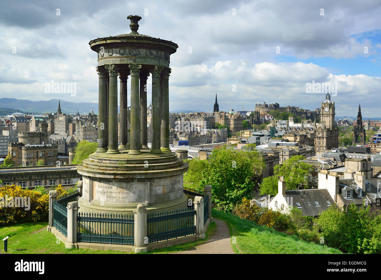 Dugald Stewart Monument auf Calton Hill mit Blick zur Altstadt von Edinburgh, UNESCO World Heritage Site Edinburgh, Edinburgh, Schottland, Großbritannien, Vereinigtes Königreich Stockfoto