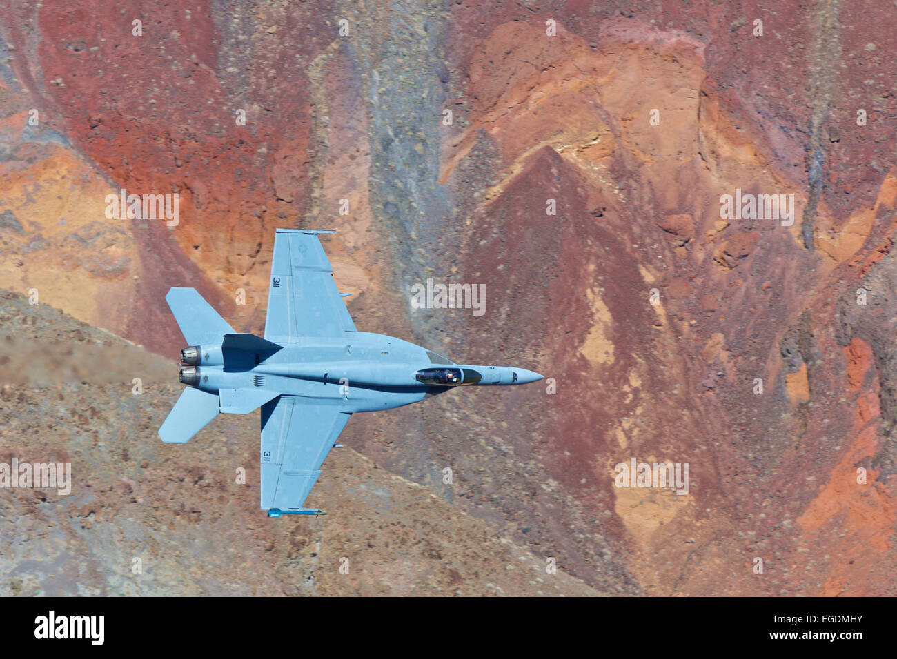 Oberseite Nahaufnahme der US Navy F/A-18E Super Hornet Kampfjet, Manövrieren im Rainbow Canyon. Stockfoto