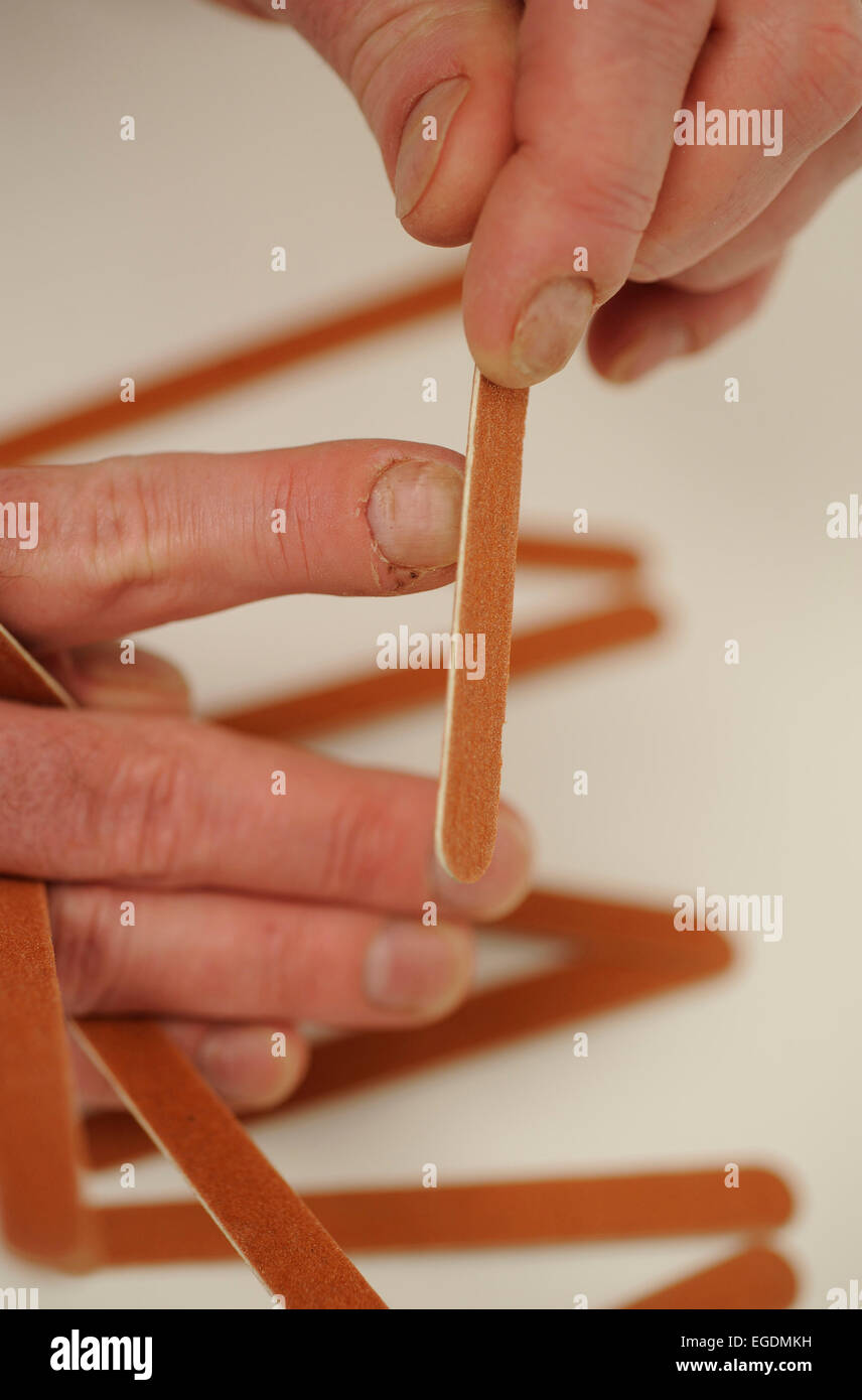 Mann Seine Fingernagel Feilen Stockfotografie Alamy