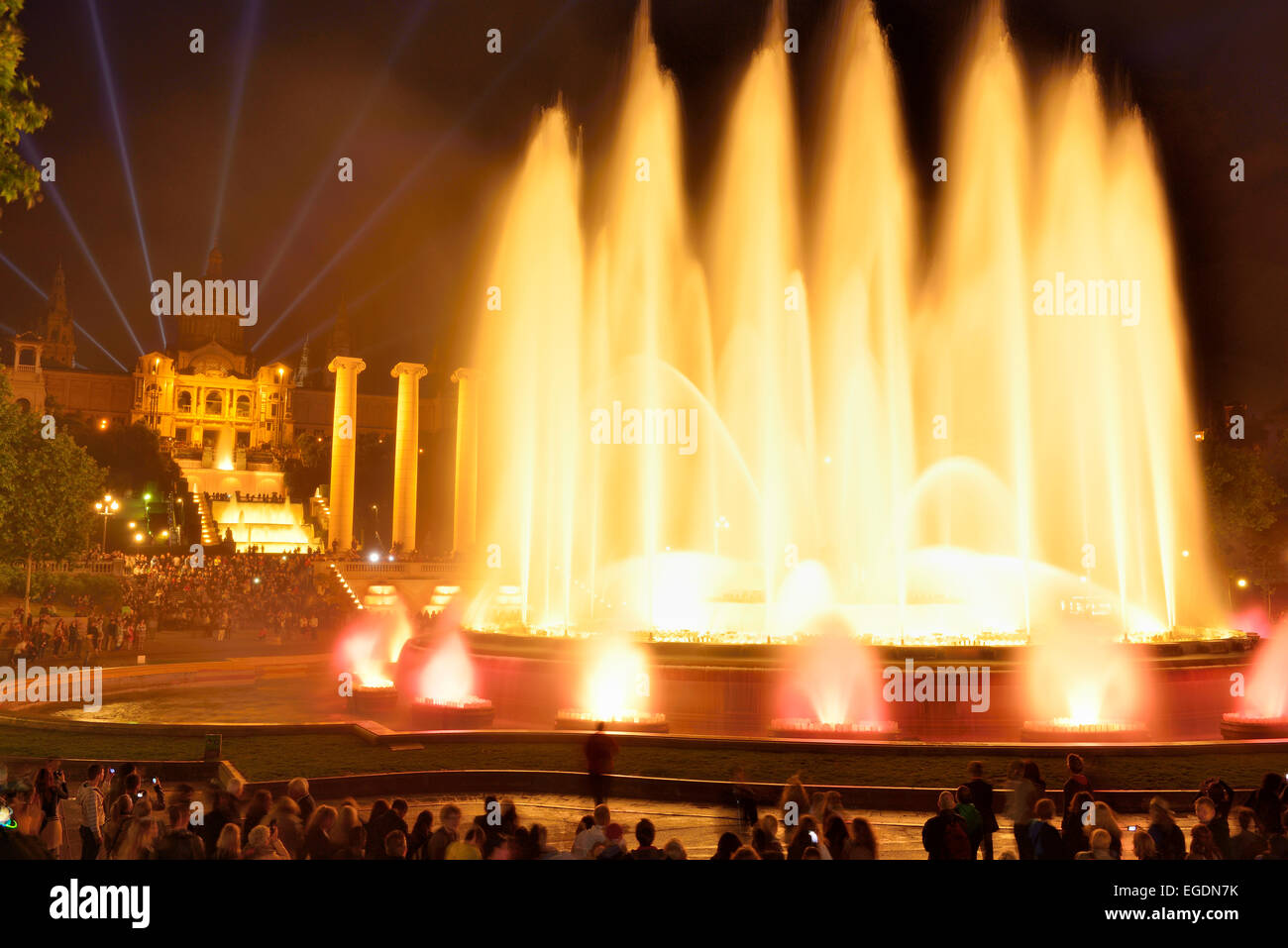 Beleuchteten Brunnen Font Magica und Palau Nacional in der Nacht, Nationalmuseum, Montjuic, Barcelona, Katalonien, Spanien Stockfoto