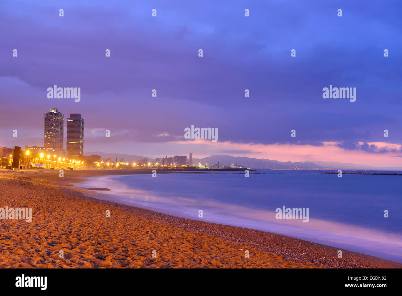 Twin towers Hotel Arts und Mapfre Tower am Strand, beleuchtet bei Nacht, Olympisches Dorf, Barceloneta, Barcelona, Katalonien, Spanien Stockfoto