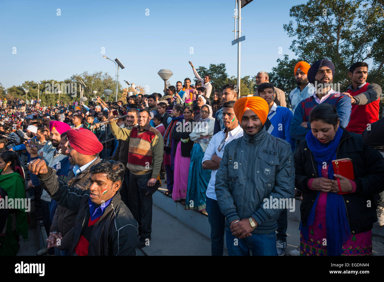 Die Attari Wagah Border-Abschlussfeier an der indisch-pakistanischen Grenze in der Nähe von Amritsar, Punjab, Indien Stockfoto