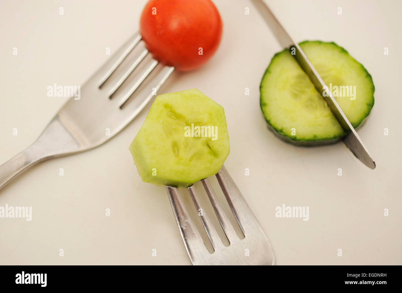 Tomaten und Gurken am Ende einer Gabel Stockfoto