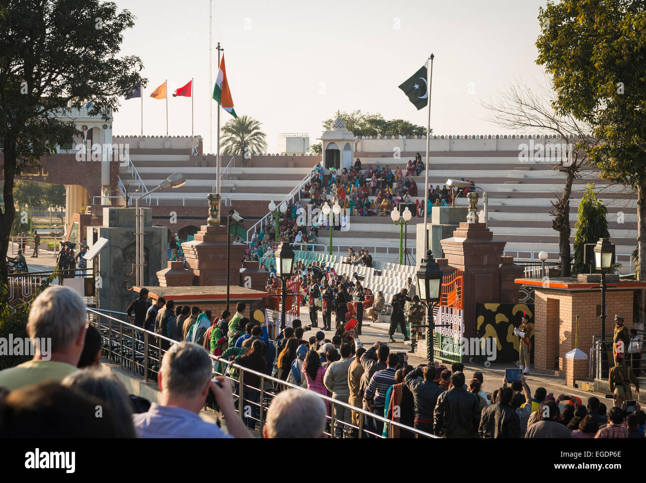 Die Attari Wagah Border-Abschlussfeier an der indisch-pakistanischen Grenze in der Nähe von Amritsar, Punjab, Indien Stockfoto