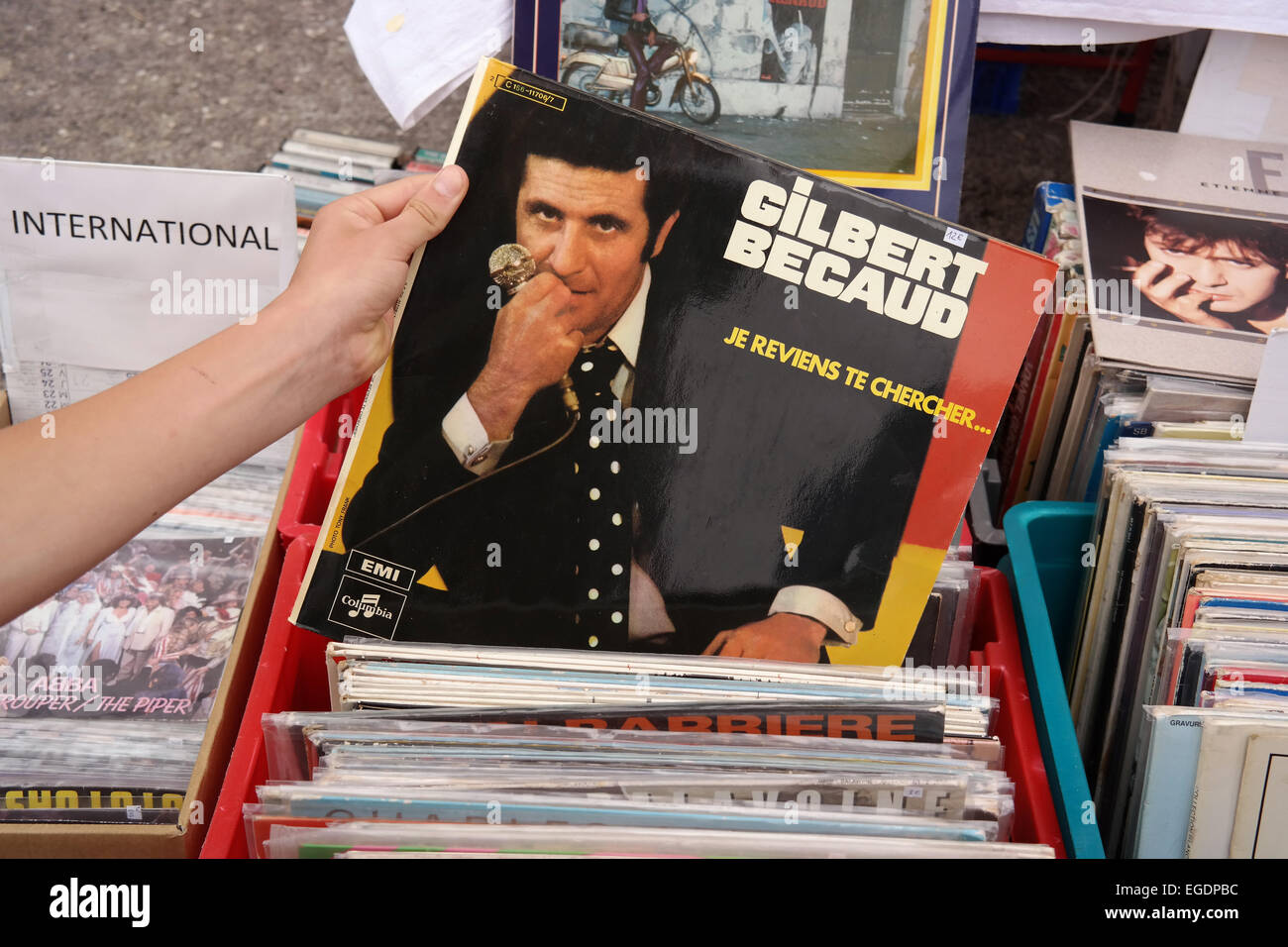 Frankreich - Juli 2014: Schallplatte von französischer Sänger, Komponist, Pianist und Schauspieler Gilbert Becaud auf einem Flohmarkt Stockfoto
