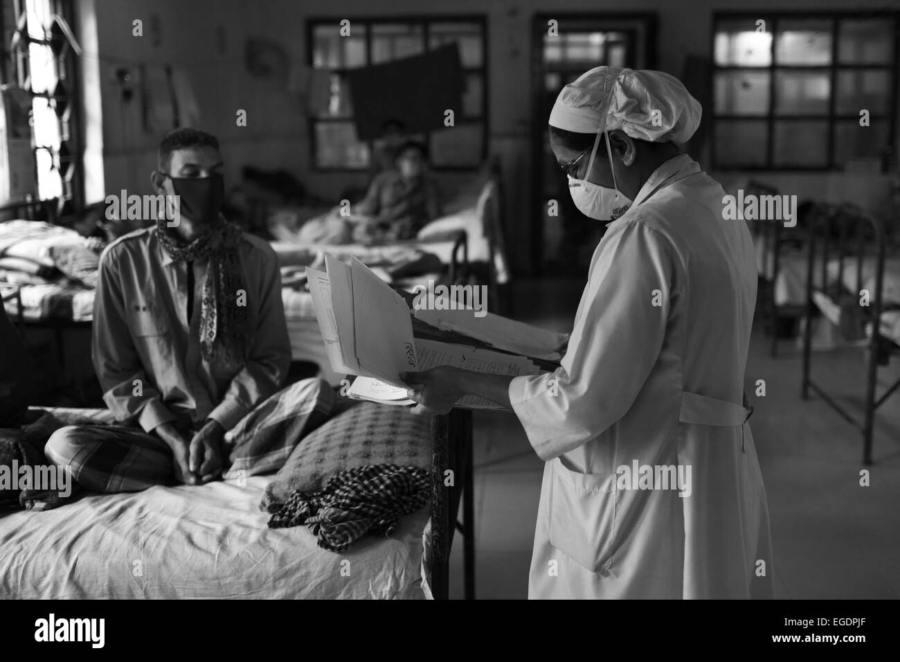 5. Januar 2015 - ist die Medizin für einen Patienten eine Krankenschwester im nationalen Institut von Erkrankungen der Brust und Krankenhaus auschecken. Dhaka, Bangladesch. Tuberkulose (TB) ist ein weltweit öffentliches Gesundheitsproblem. Der Vorfall von TB ist viel höher in Entwicklungsländern wie Bangladesch. Das Land zählt Sechster 22 höchste Belastung TB Länder der Welt. Die Weltgesundheitsorganisation schätzt, dass etwa 570000 Menschen TBC in Bangladesch derzeit leidet. Jedes Jahr erkranken mehr als 300.000 Menschen TB und 66.000 TB-bezogene Todesfälle ereignen sich in Bangladesch. (Kredit-Bild: © Pro Stockfoto