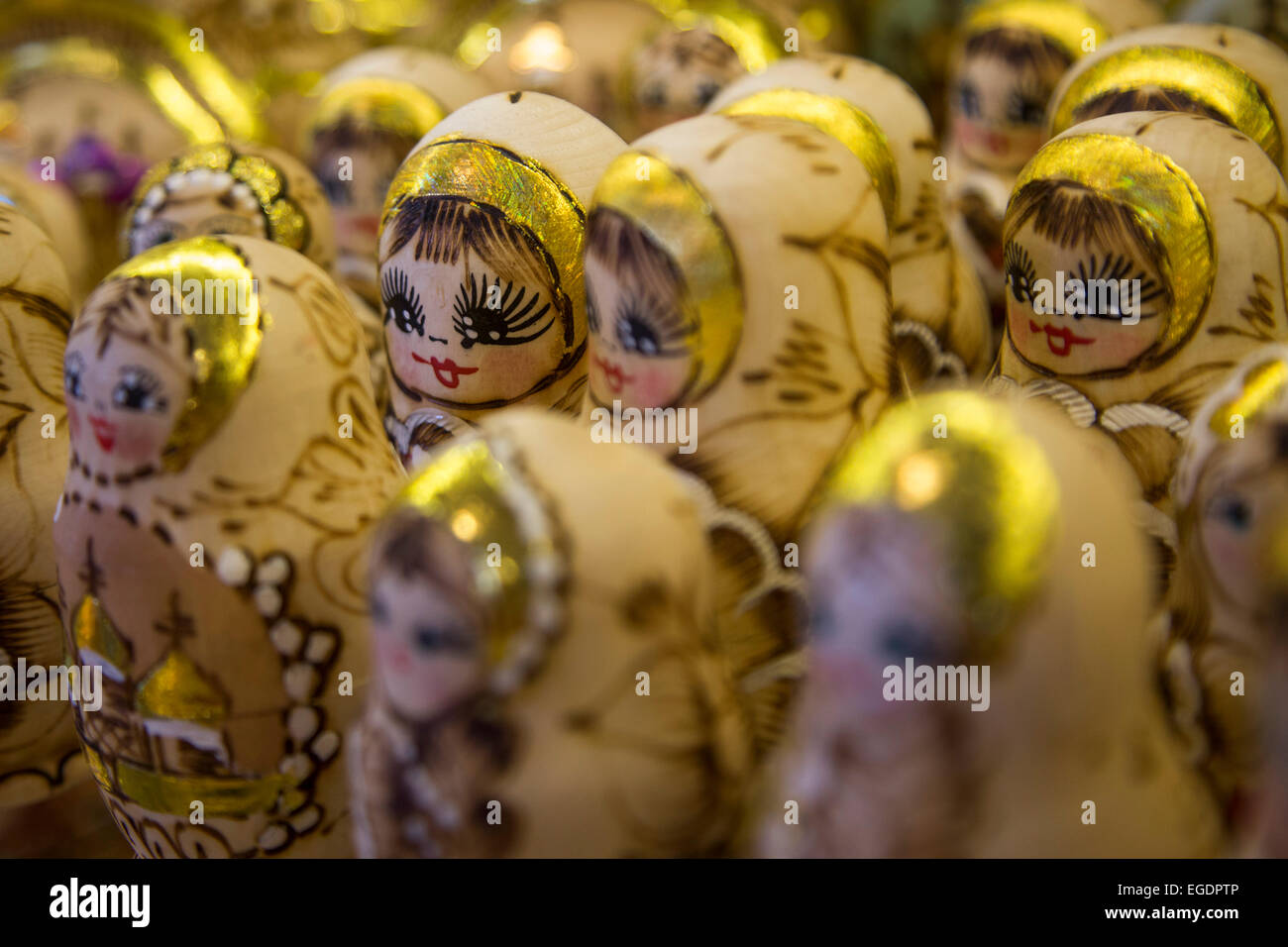 Matroschka Puppen zum Verkauf in einem Souvenir Shop, St. Petersburg, Russland, Europa Stockfoto