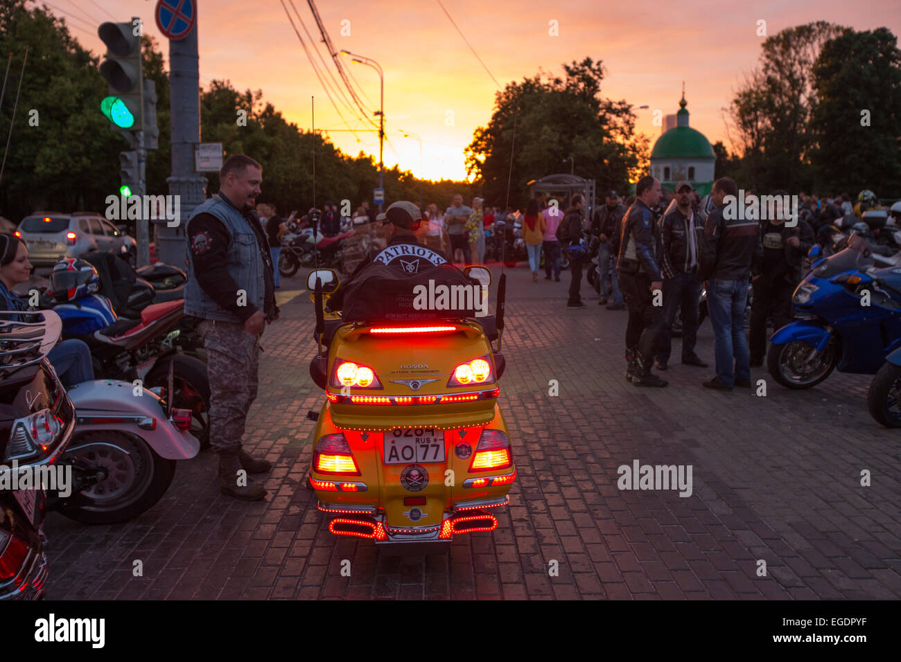 Motorradfahrer versammelt auf den Sperlingsbergen im Sonnenuntergang, Moskau, Russland, Europa Stockfoto
