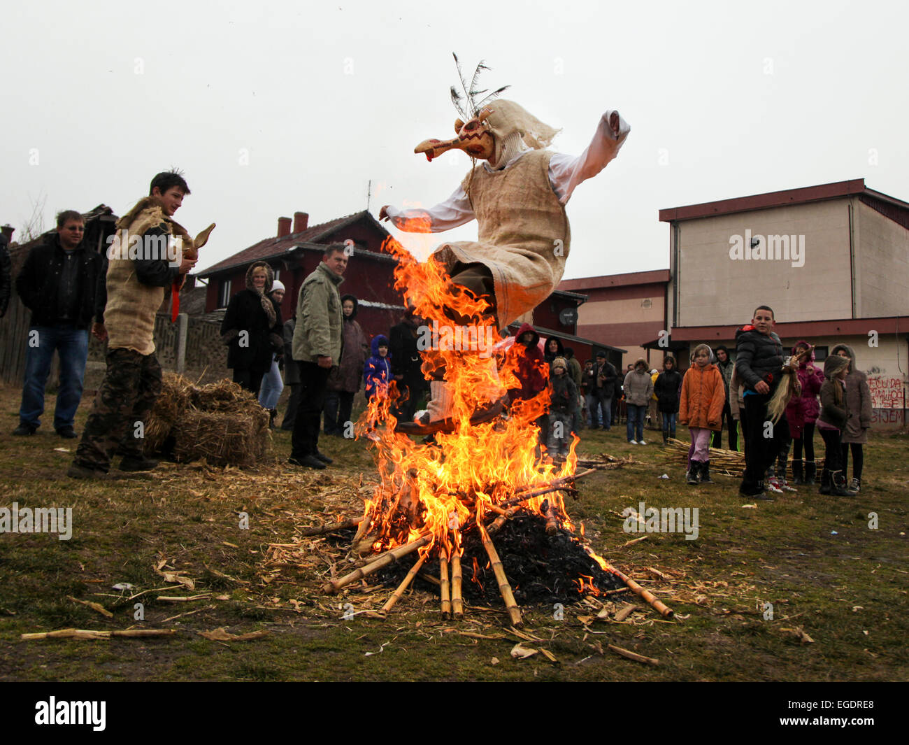 Springen über Feuer als ein traditioneller Brauch in Lozovik, Serbien Stockfoto