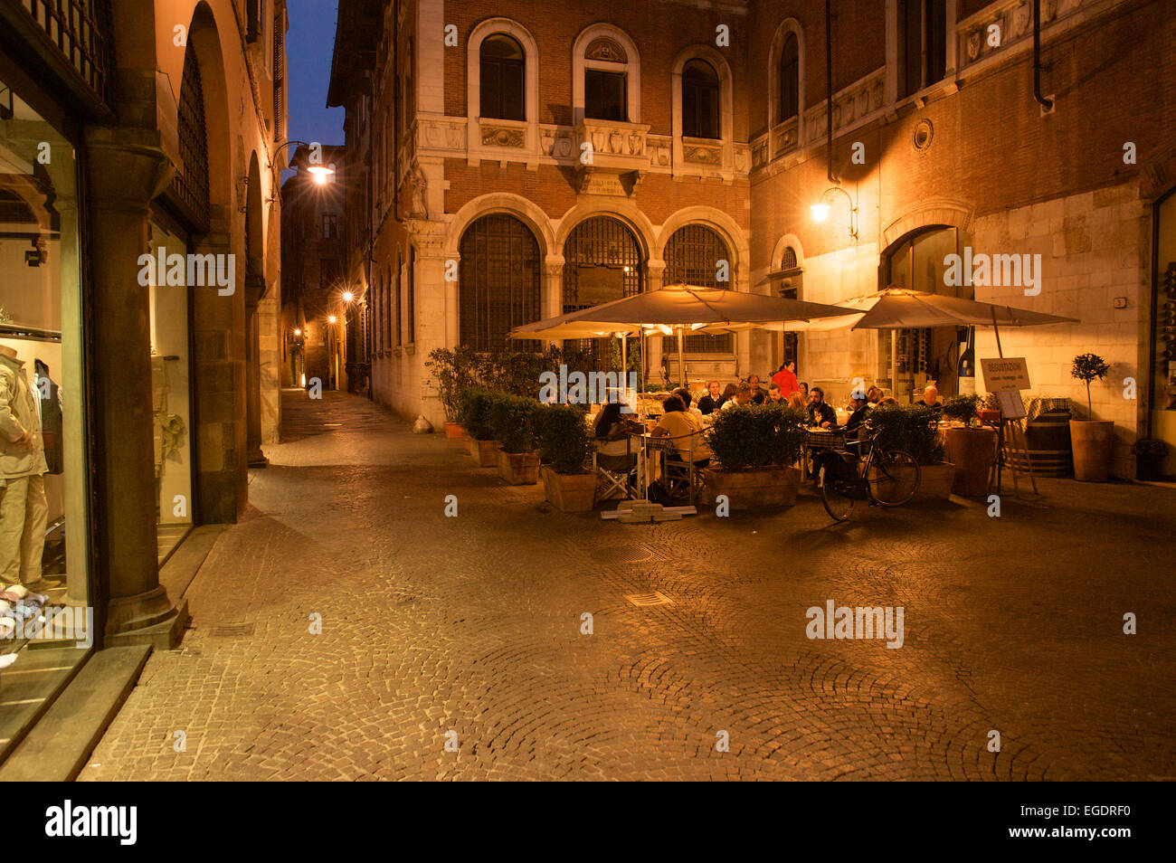 Restaurant mit Tischen im Freien im Abendlicht, Lucca, Toskana, Italien Stockfoto