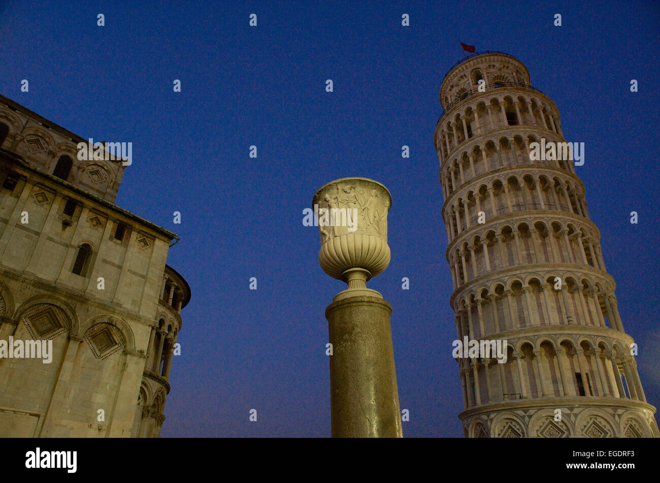 Der schiefe Turm von Pisa in der Abenddämmerung, Pisa, Toskana, Italien Stockfoto