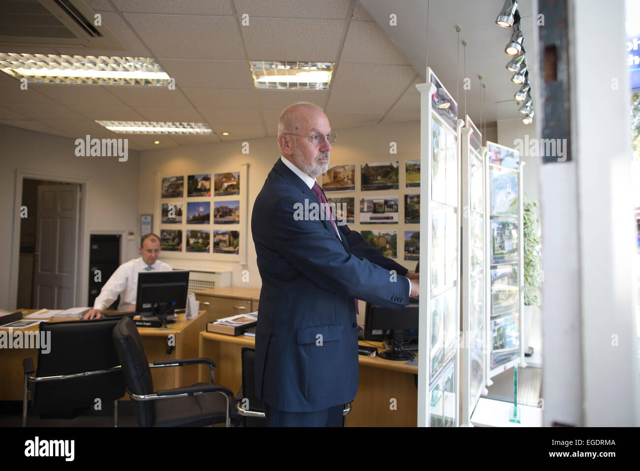 Estate Agent Tony Webb, arbeiten bei Trenchard Aldridge Immobilienmakler in Dorf Cobham, Surrey, England, Großbritannien Stockfoto