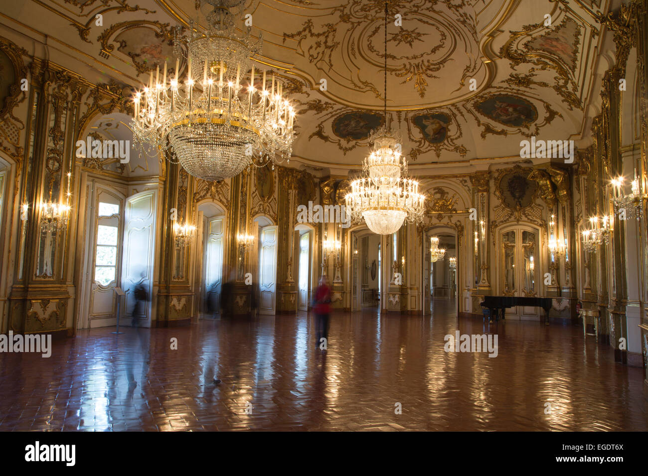 Kronleuchter im Thron Zimmer des Palacio Nacional de Queluz (Nationalpalast von Queluz), Lissabon, Lissabon, Portugal Stockfoto