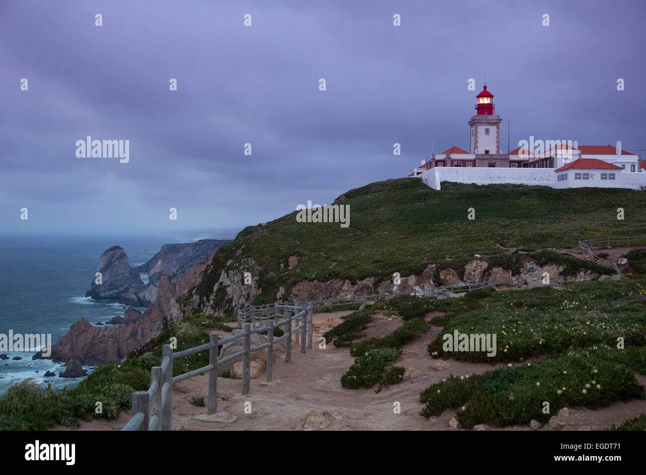 Cabo da Roca Leuchtturm mit Blick auf dem Vorgebirge auf den Atlantischen Ozean bei Dämmerung (den westlichsten Punkt des europäischen Kontinents), in der Nähe von Cascais, Estremadura, Portugal Stockfoto