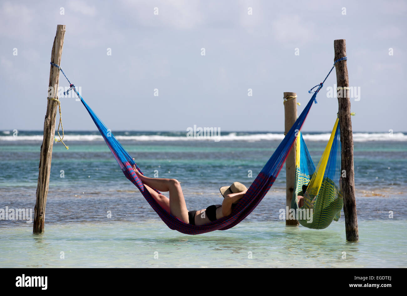 Menschen in Hängematten am Strand von Mahahual Quintana Roo Mexiko Stockfoto