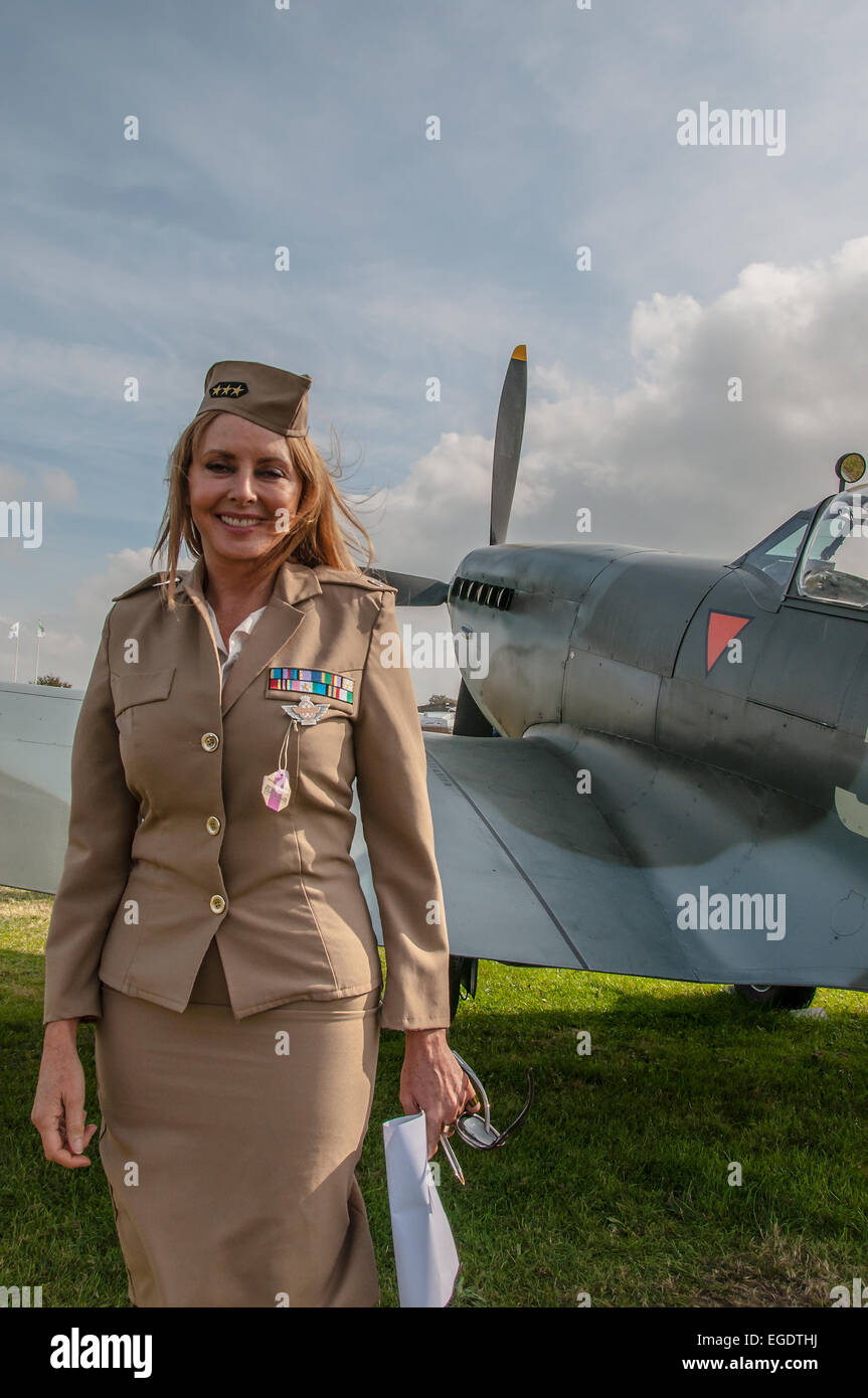 Carol Vorderman MBE RAFVR (T) Beurteilung der Flugzeuge in Goodwood Revival 2014 im Zeitraum Air Force Kleid. Weibliche US-Kostüm. Zeitraum Outfit Stockfoto